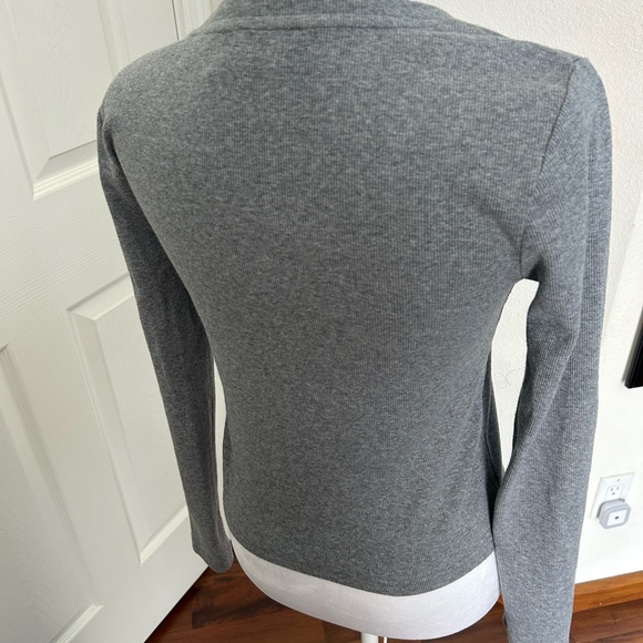 Size small pullover - Picture 2 of 2